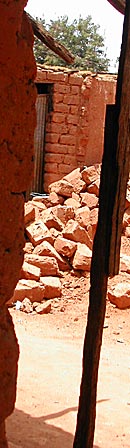 la brique de banco est le composant principal des maisons de Chão de Papel à Bissau