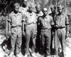 Amilcar Cabral et ses hommes au front